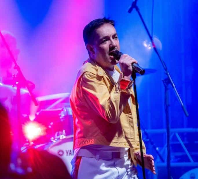 Das pinke Auto der achtziger Jahre Fernsehshow Formel eins mit u.a. Ingolf Lück. Genau diese Show ist die Basis für die moderierte Liveshow von 80s Alive